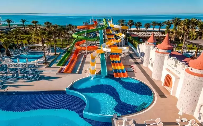Nuosavas lunaparkas, šildomi vandens kalneliai ir„Elite“ zonos tyla: viešbutis Belek Beach Resort patiks visai šeimai 🎡