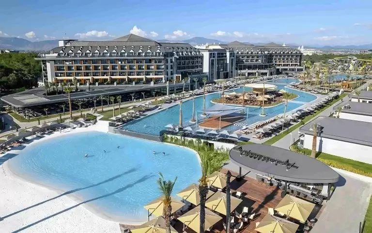 Lago Hotel – kai kambario dydį su kaupu atperka „Maldyvų“ smėlis, geras maistas 24 h ir 14-a kalnelių 🌊🎢