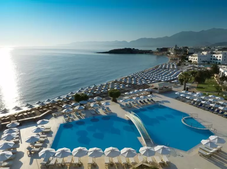 „Creta Maris Resort“ prabanga, kur rasi lauko kiną, šildomus baseinus, avių kirpimą ir eko-produktus nuostabioje „Pithos“ virtuvėje  🇬🇷🏆