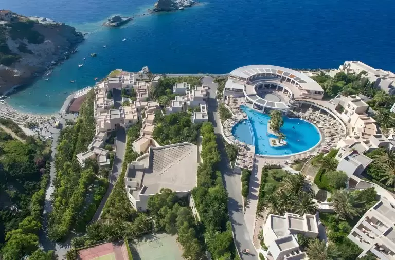 Prabangos oazė ant uolos: kai vaizdas už milijoną atperka kiekvieną laiptelį 🏛️🌊