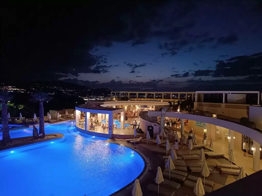 Athina palace resort baseinas