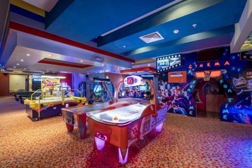 Long Beach Club Nature  game room